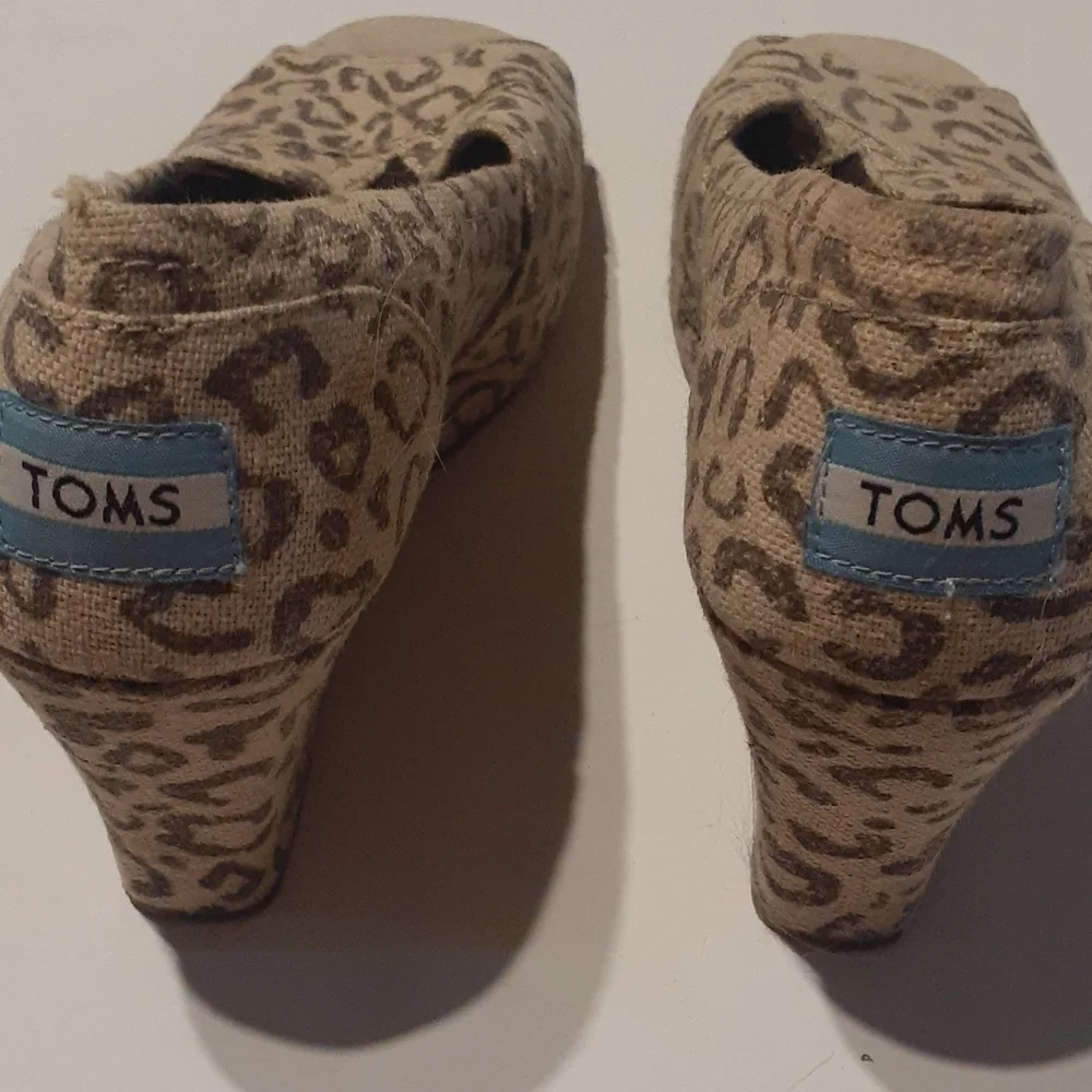 Toms Women's Shoes Canvas Peep Toe Wedge Heels Leopard Cheetah Print Slip On 7‎